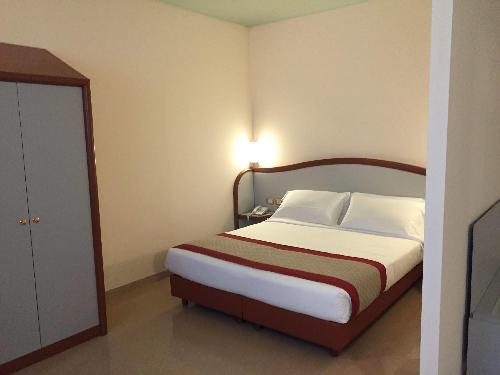 Hotel Verdi Vicenza Bagian luar foto